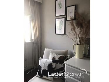 koeienhuiden, schapenvachten, geitenhuiden dierenhuid accessoires (zoals kussens, onderzetters etc.) en nog véél meer om het interieur meer sfeer en warmte te geven