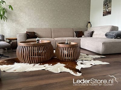 koeienhuid-in-woonkamer-met-koeienhuid-kussens-op