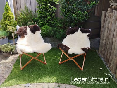 schaenvachten-bruin-wit-in-stoel-buiten-rene-franc