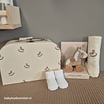 Babykoffertje met naam en datum met badjasje of badcape